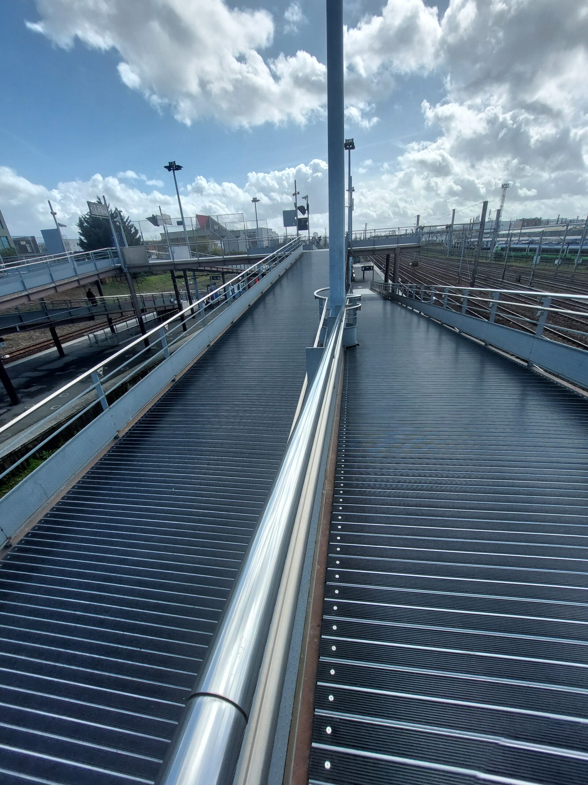 RUBBY by BORFLEX surfacing at a railway station: rubber and composite ramps